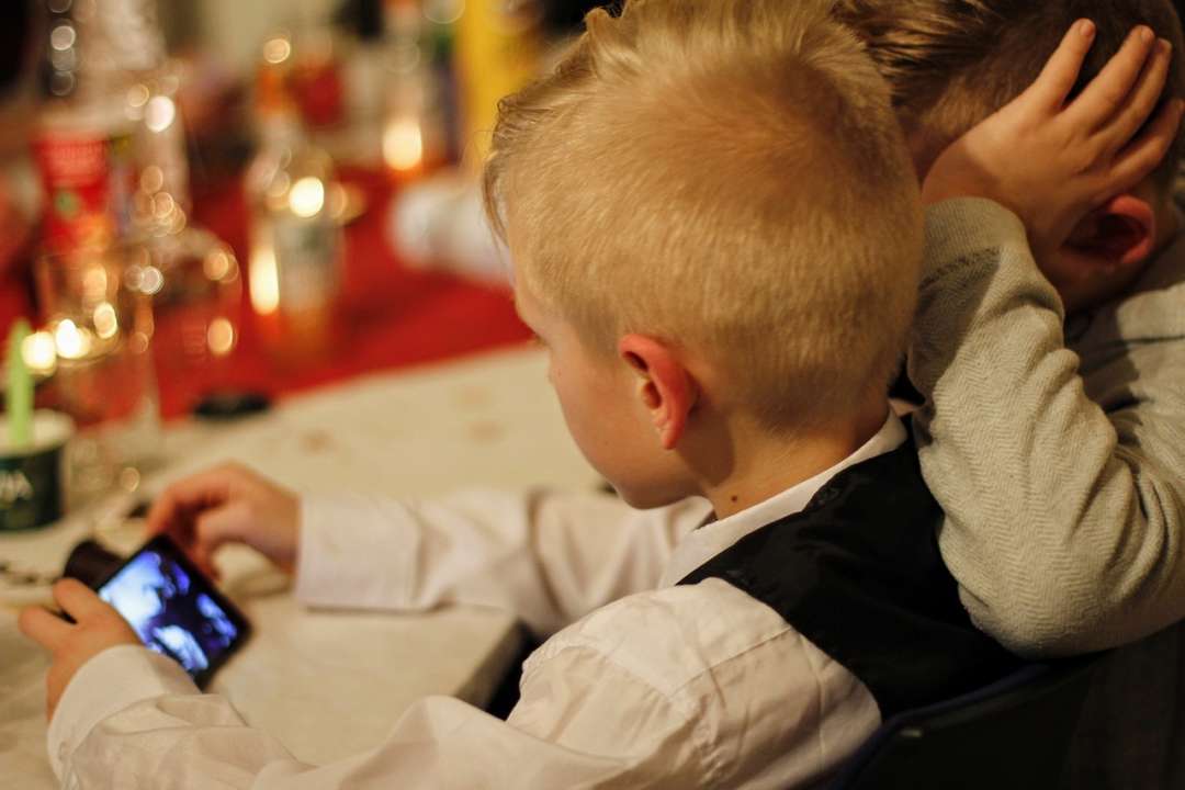 ЮНЕСКО порекомендувала заборонити використовувати мобільні телефони у школах