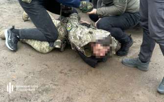 ГБР задержало в Сумах инспектора военной службы правопорядка, который за взятки обещал местным призывникам избежать мобилизации/Фото: ГБР ГБР задержало в Сумах инспектора военной службы правопорядка, который за взятки обещал местным призывникам избежать мобилизации/Фото: ГБР