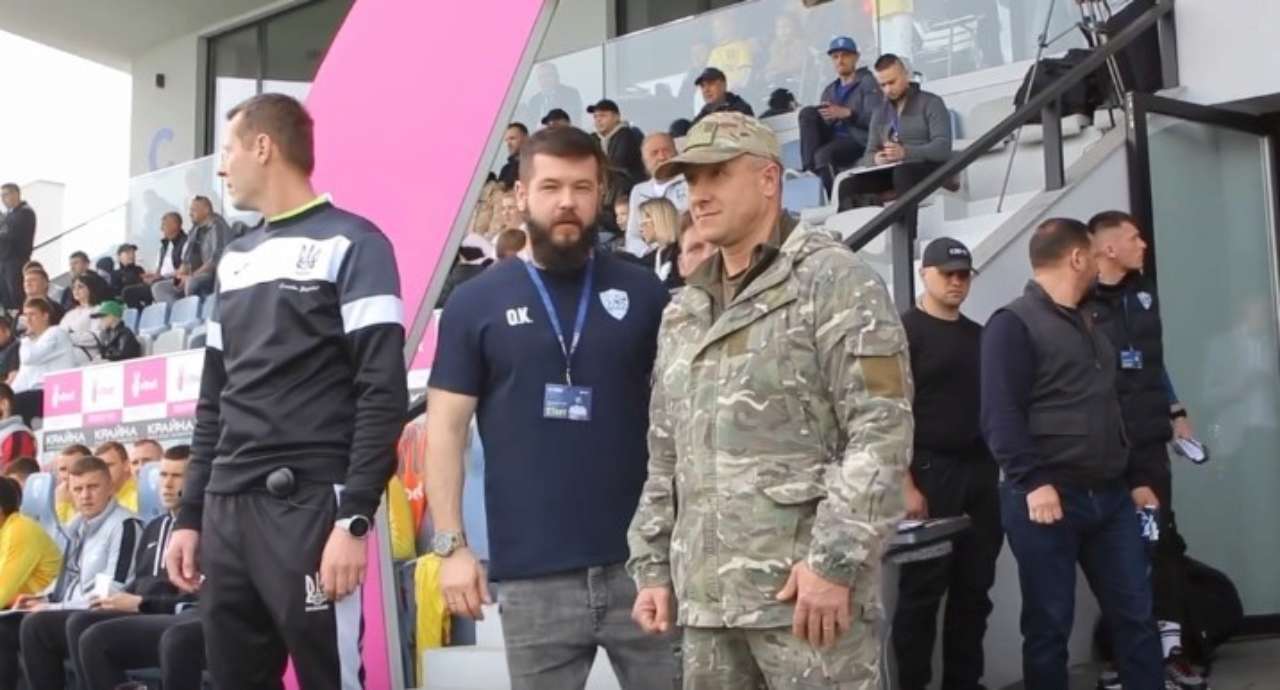 Олександр Степанюк став гостем матчу та зробив перший удар по м’ячу / Скріншот: Telegram Олександр Степанюк став гостем матчу та зробив перший удар по м’ячу