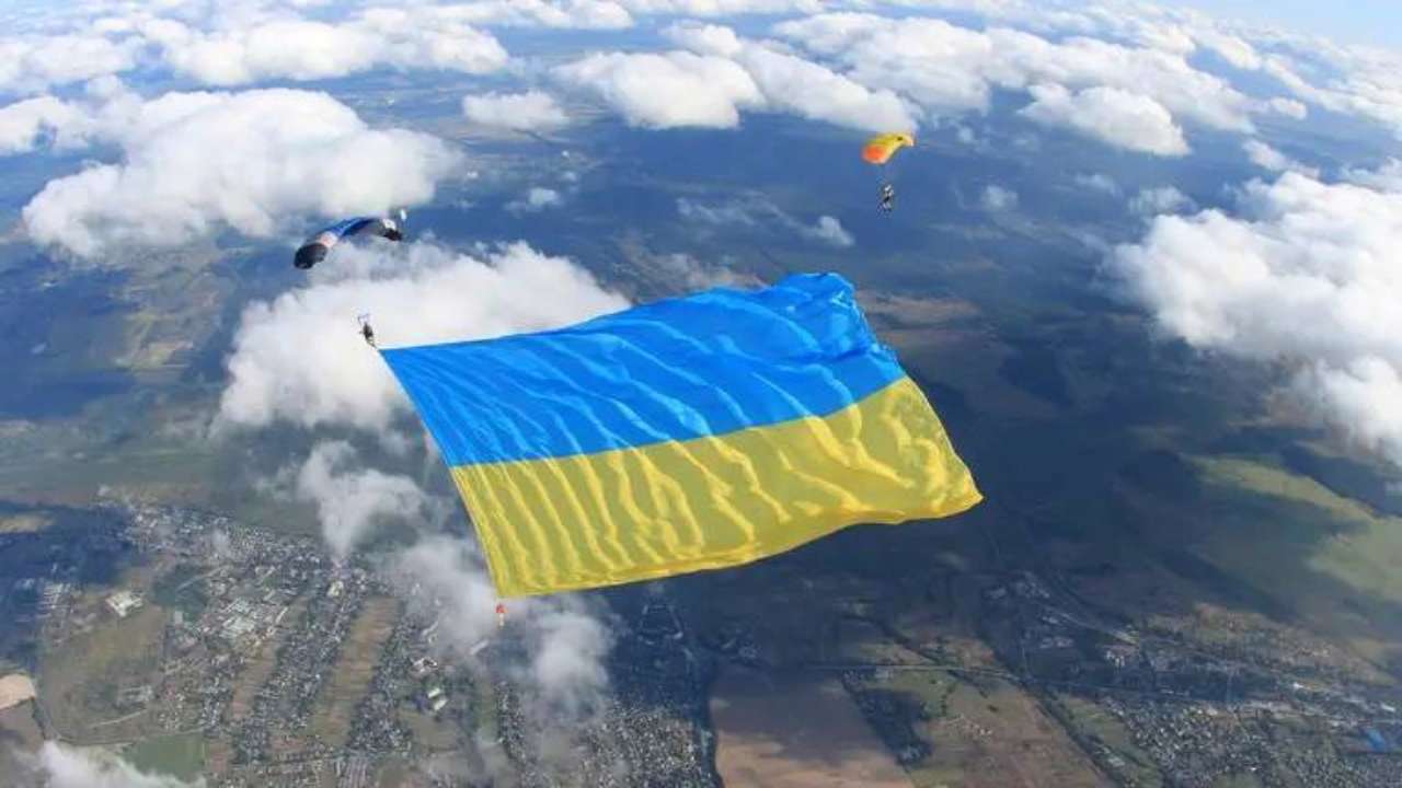 В 2021 году над Киевом развернули самый большой в Украине флаг